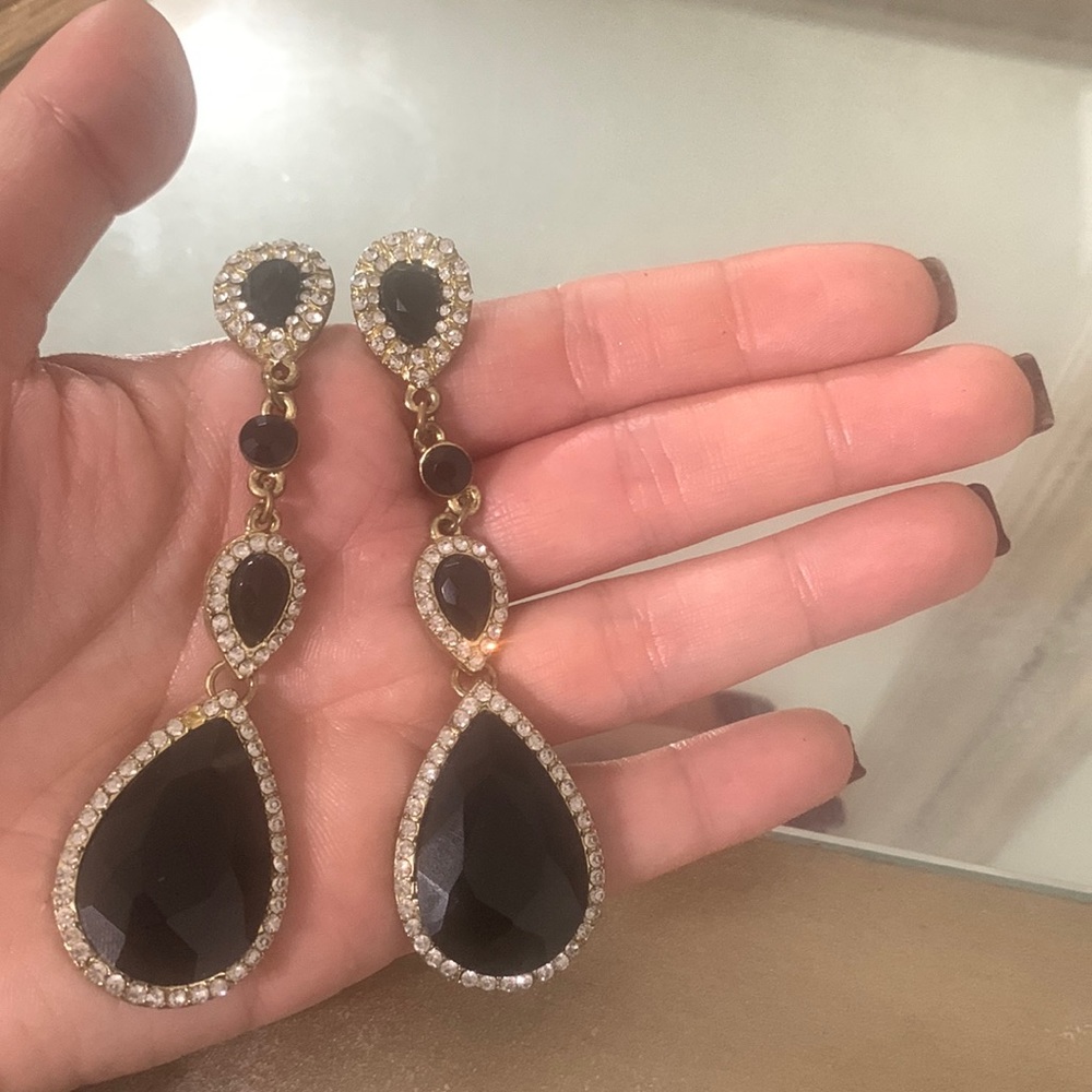 Beautiful pre-loved black dangly earrings!